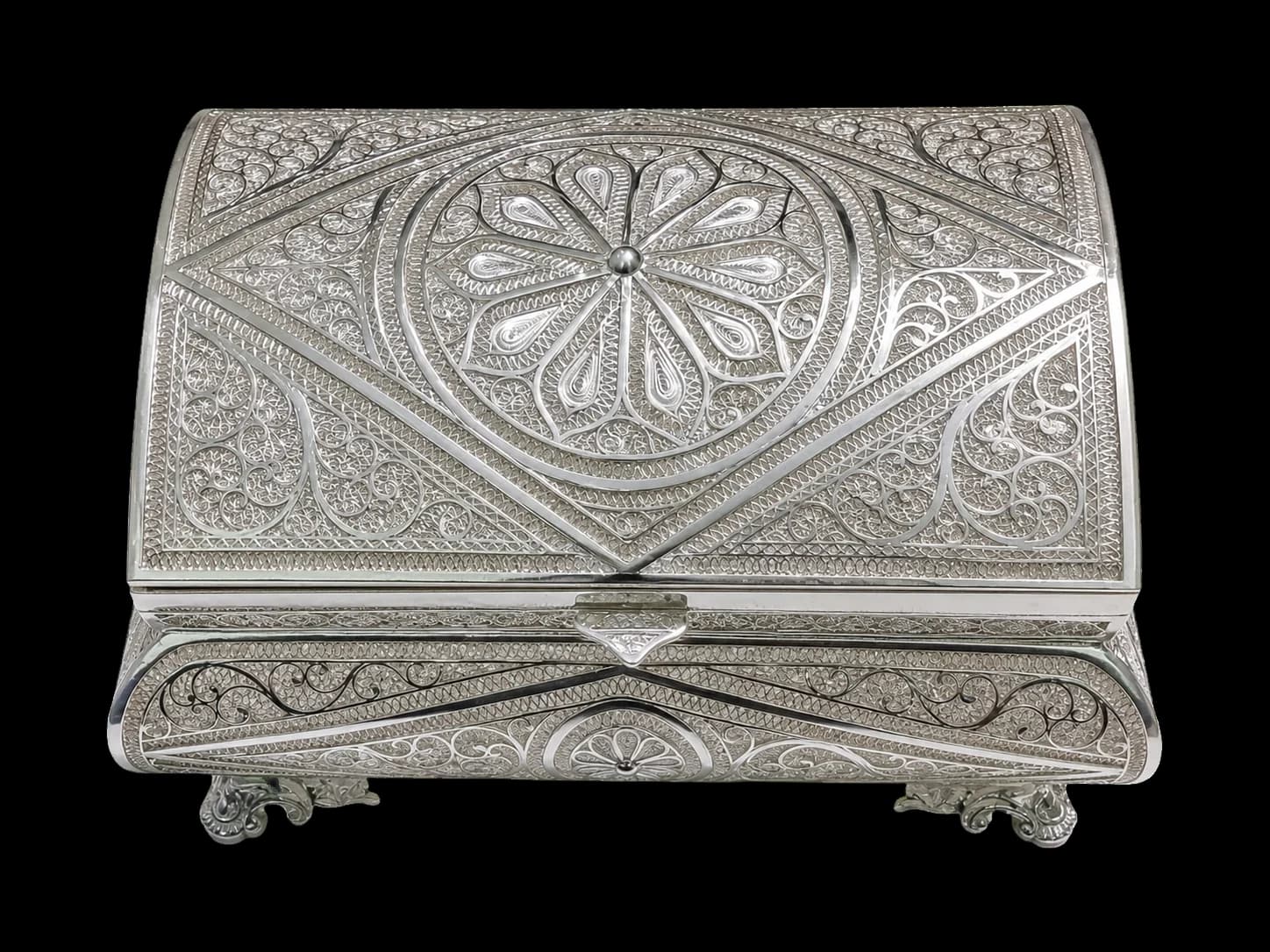 Rectangular silver filigree jewellery box with a fan-shaped floral pattern on its lid